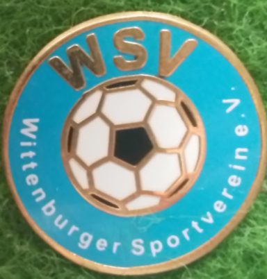 Runder Abzeichen des Wittenburger Sportvereins e.V. mit Fußballmotiv und blauer Umrandung.